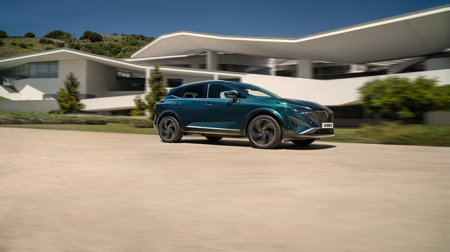 Aufnahme des Nissan Qashqai e-POWER vor einem Haus