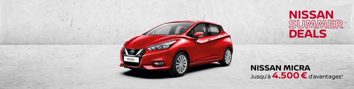 Nissan QASHQAI garé dans une ville moderne