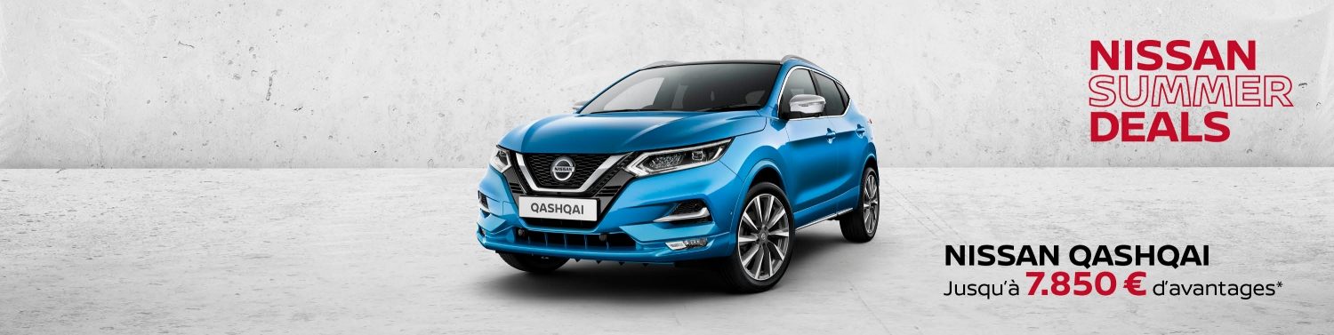 Nissan QASHQAI garé dans une ville moderne