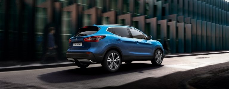 Nissan Qashqai отпред движещ се в града