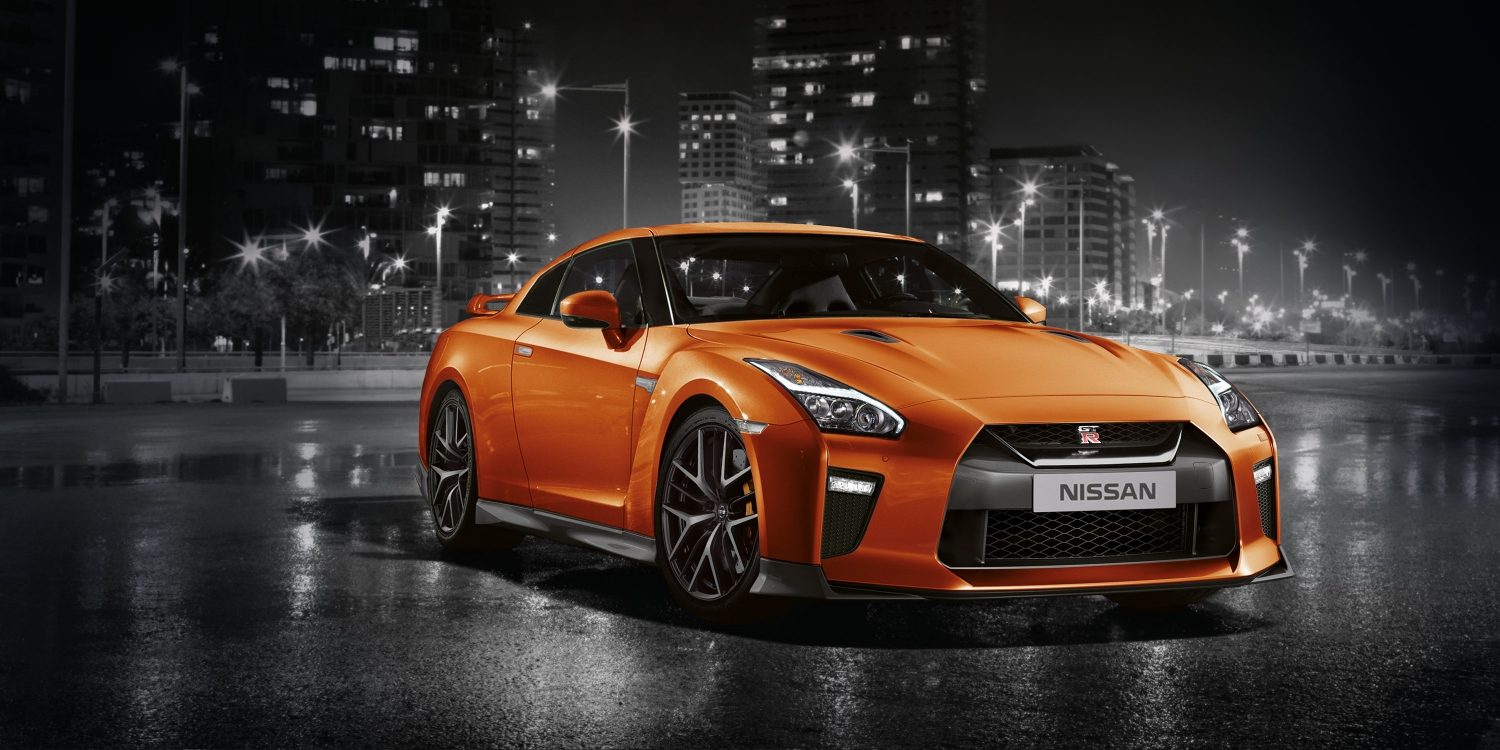 NISSAN GT-R White – предна част на автомобила, паркиран през нощта