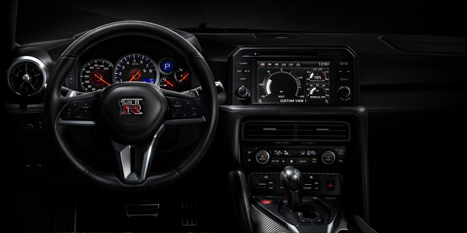 NISSAN GT-R – изглед на кокпита