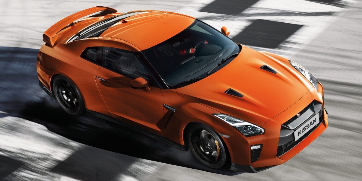 NISSAN GT-R Red – автомобилът на тъмен път