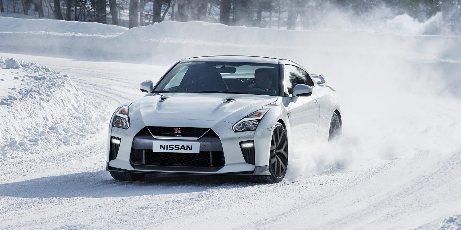 NISSAN GT-R – шофиране върху сняг