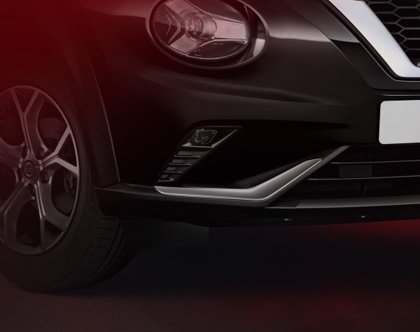 Nissan Juke s prednjim branikom u srebrnoj boji