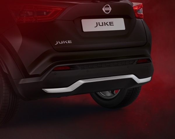 Nissan Juke sa zadnjim branikom u srebrnoj boji