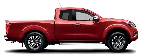 Nissan Navara s crvenom dvostrukom kabinom iz profila