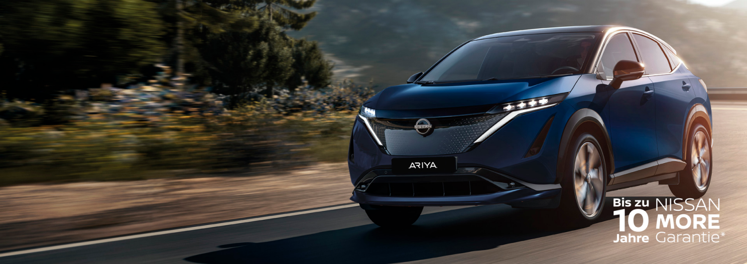 Nissan ARIYA NISMO in Grau: 3/4-Heckansicht in Fahrt auf grafischem rot-blauen Hintergrund