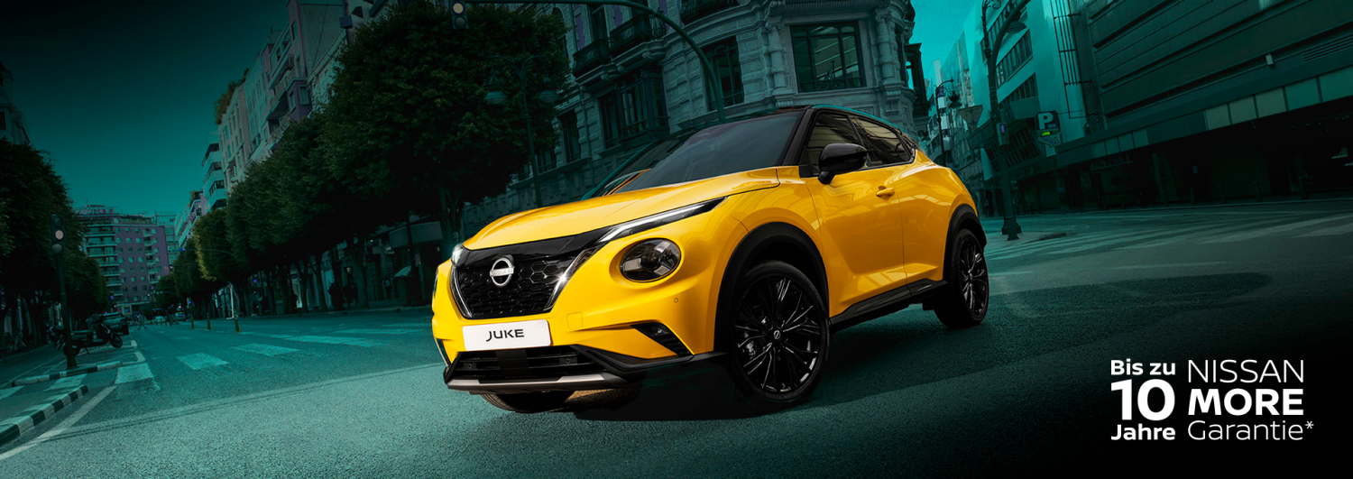 Der Nissan Juke fährt in der Stadt