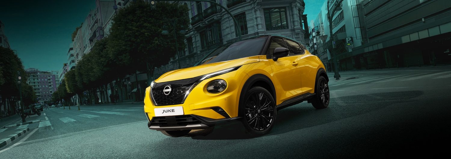 Der Nissan Juke fährt in der Stadt