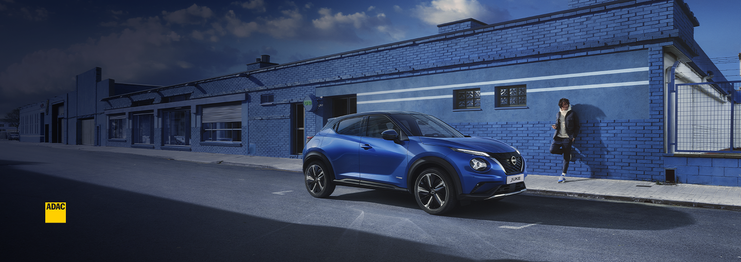Nissan Juke vor einem blauen Gebäude