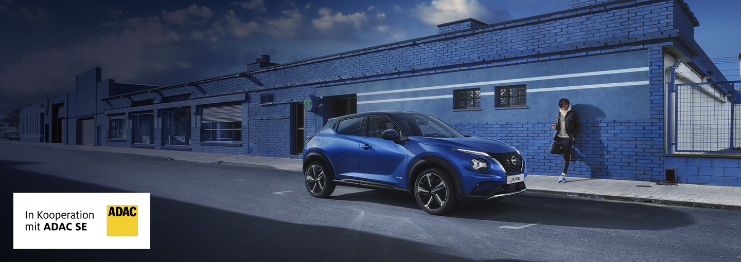 Nissan Juke vor einem blauen Gebäude