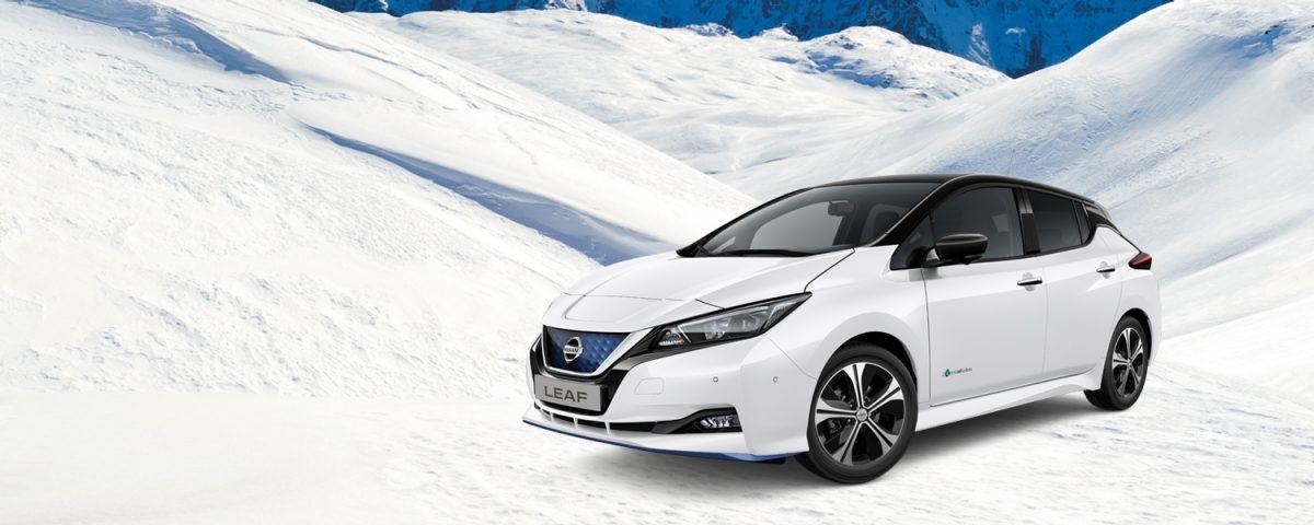 Weißer NISSAN LEAF in Winterlandschaft mit Schnee