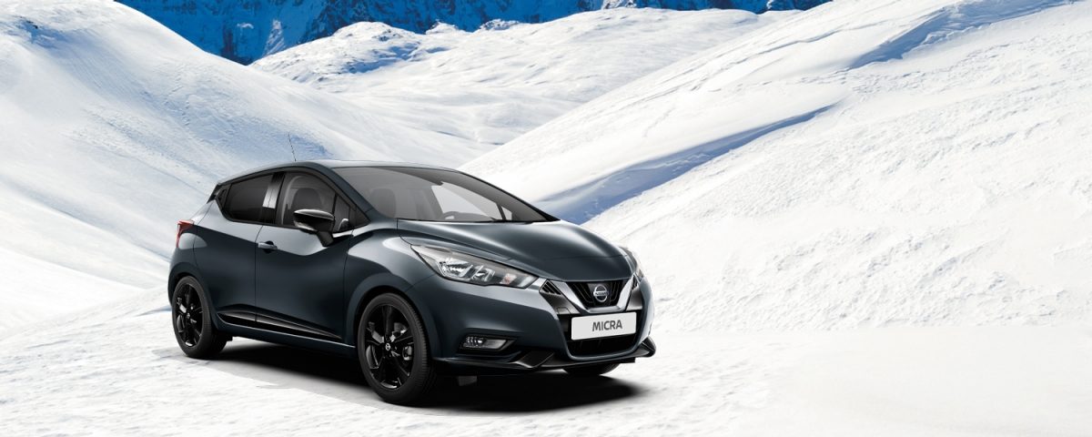 NISSAN MICRA noire dans un paysage d'hiver enneigé