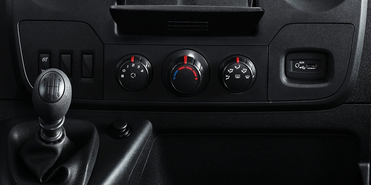 NISSAN NV400 – Radio und Klimaanlage