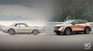 Nissan ARIYA junto a un coche clásico para celebrar los 90 años