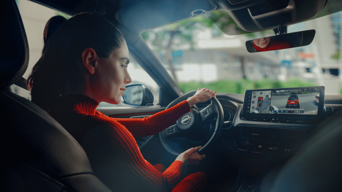 Nuevo Nissan Qashqai aparcando fácilmente en la ciudad gracias a la cámara mejorada de visión 360° con 3D.
