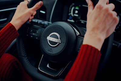 Vista interior del nuevo Nissan Qashqai con una mujer al volante