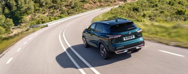 Vue arrière du Qashqai e-POWER roulant sur une route