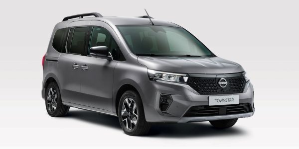 Nissan Townstar Combi en bord de mer avec la famille