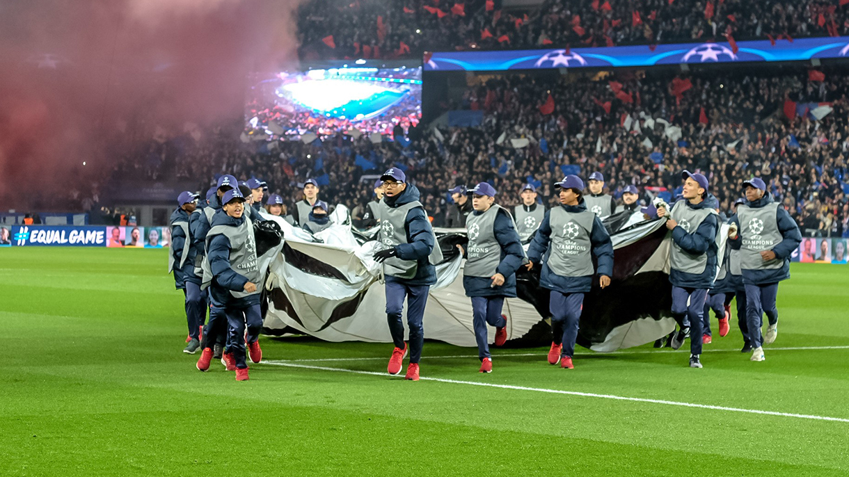 La cérémonie du drapeau de l'UEFA Champions League