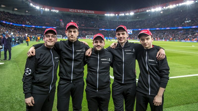 Les porteurs du drapeau UEFA Champions League