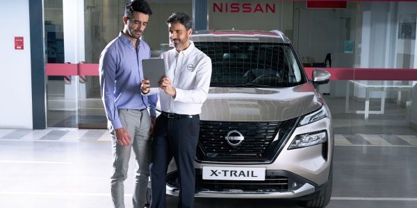 Des collaborateurs Nissan devant le X-Trail