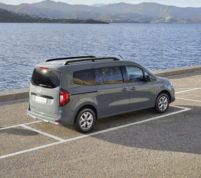 Townstar Combi EV en stationnement devant la mer