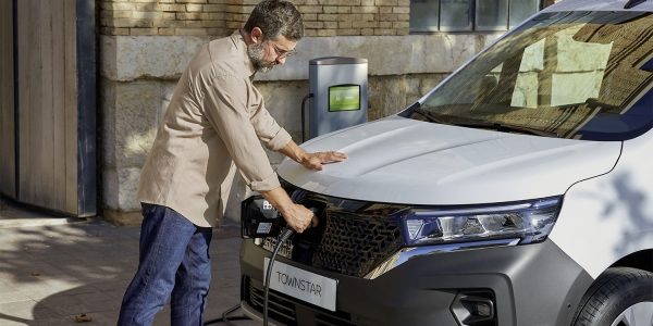 La recharge d'un townstar EV, véhicule électrique éligible à la Prime CEE