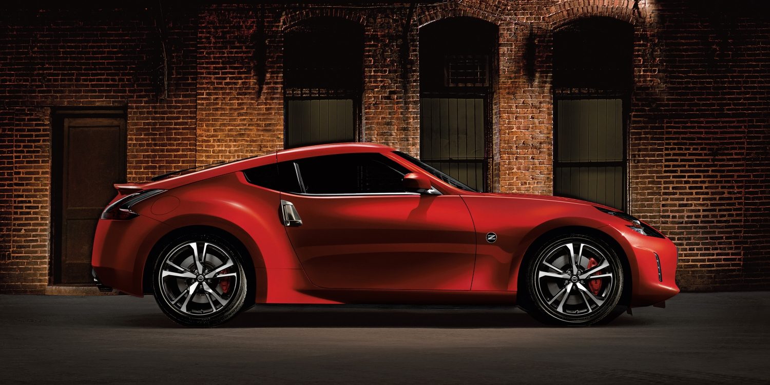 Nissan 370Z Coupé - ORANGE SANGUINE - Vue latérale du véhicule garé