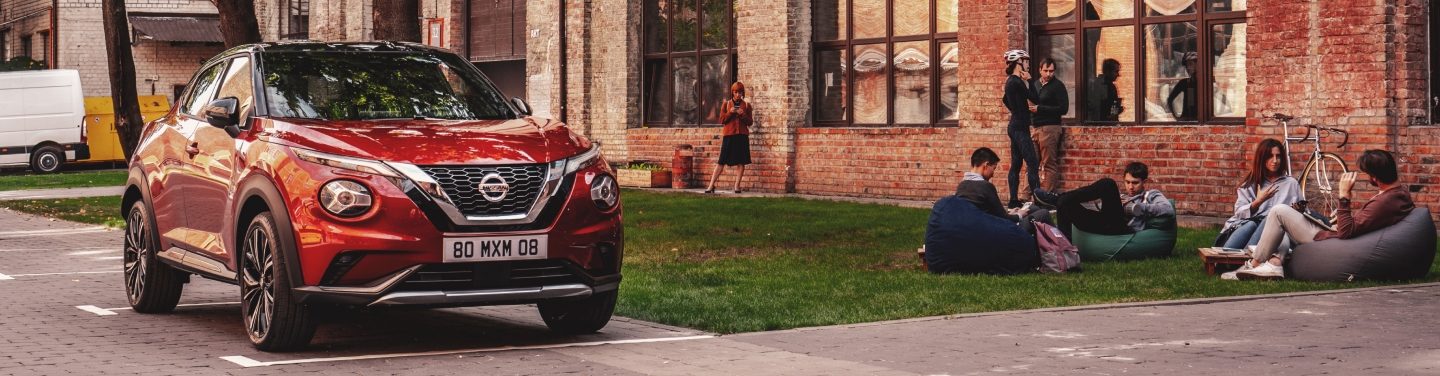 nissan juke garée sur une place de parking