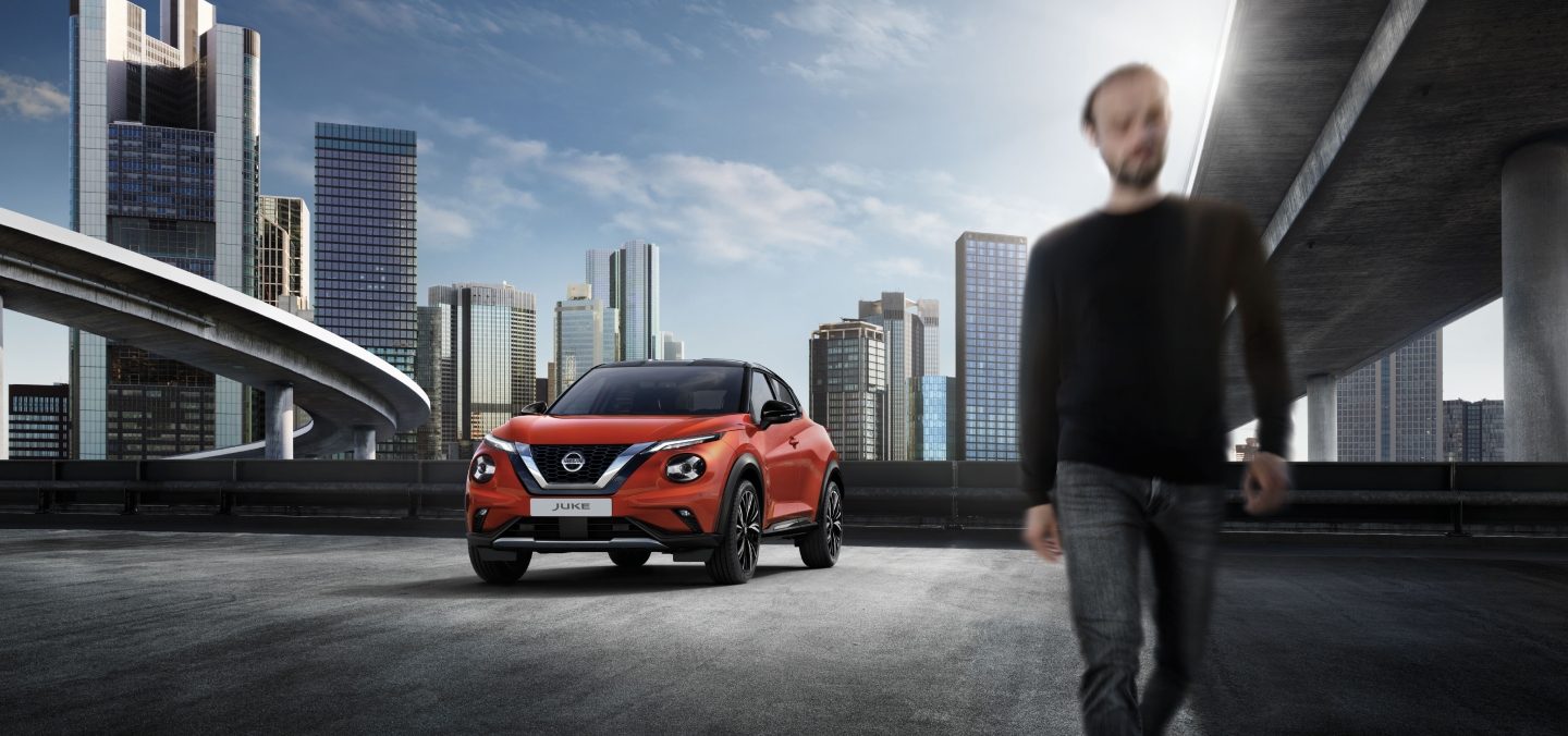 homme s'éloignant du nissan juke garé