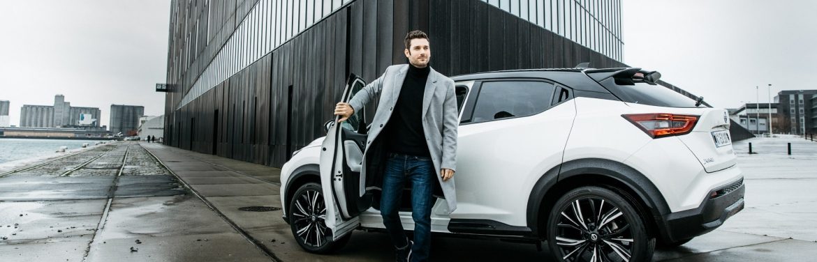 homme sortant d'un nissan juke