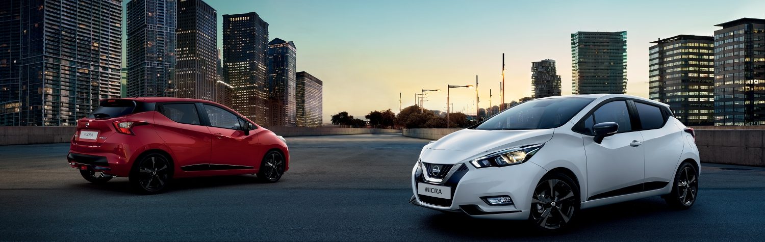 Nouvelle Nissan MICRA N-SPORT garée en ville, en blanc vue de 3/4 face et en rouge vue arrière de 3/4