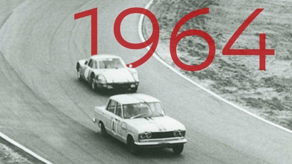 Nissan Skyline GT 1964 года опережает Porsche 904 на гран-при Японии