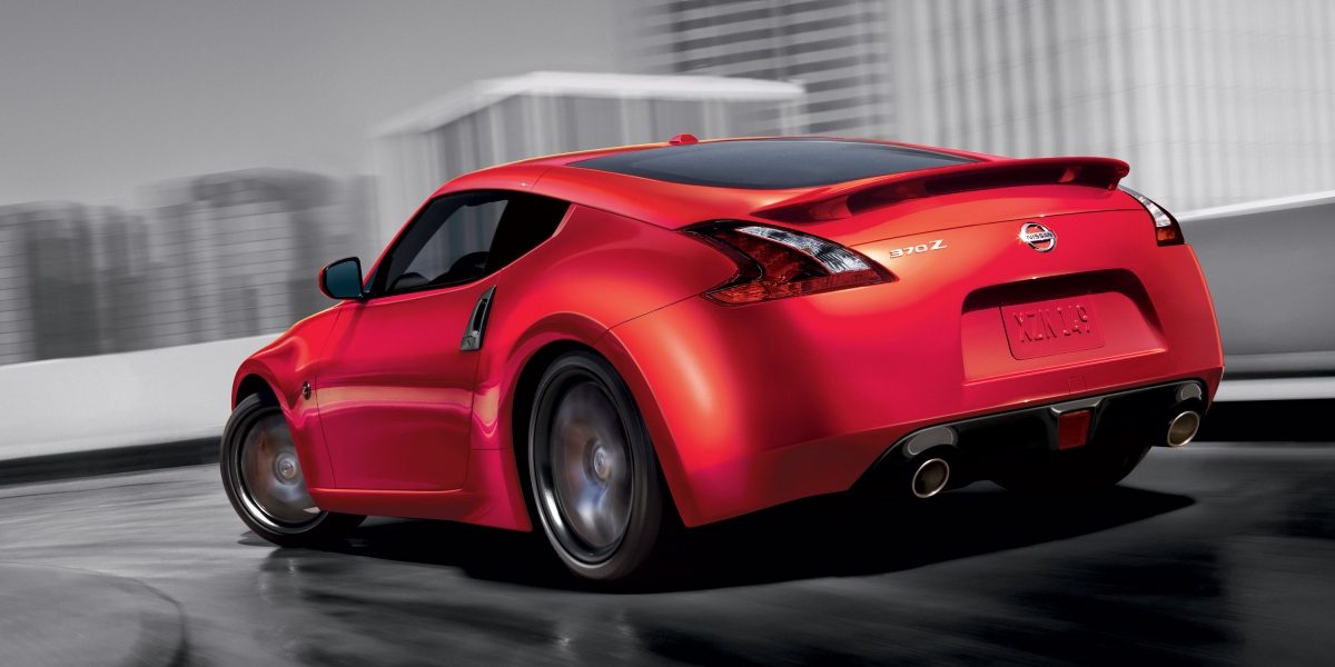 370Z كوبيه أثناء المرور بمنحنى حاد