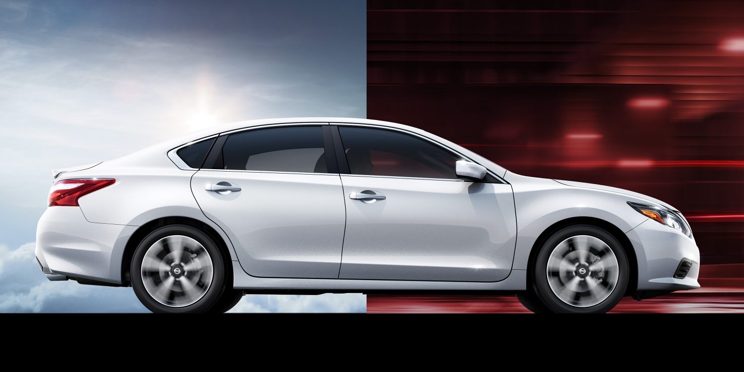 Nissan Altima-ի կողային պատկեր ճանապարհի վրա