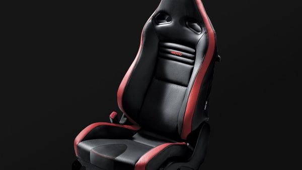 Nissan GT har förstärkt bilens aggressiva framtoning med Recaro-säten.