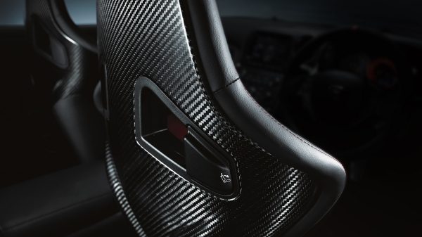 Nissan GT-R – Ανακλινόμενα καθίσματα Recaro από ανθρακόνημα