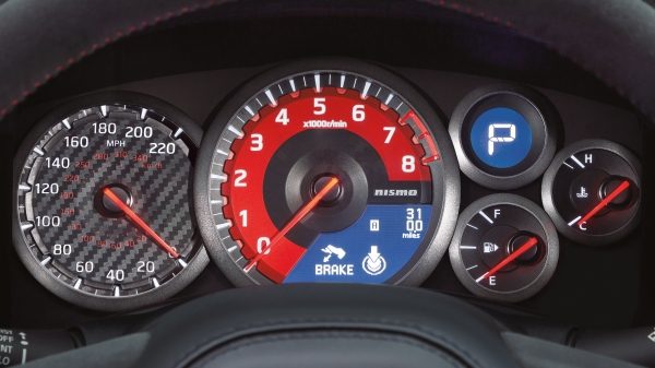 NISSAN GT-R – арматурното табло