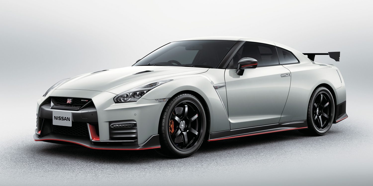 NISSAN GT-R NISMO White – страничен изглед с аеродинамичен пакет