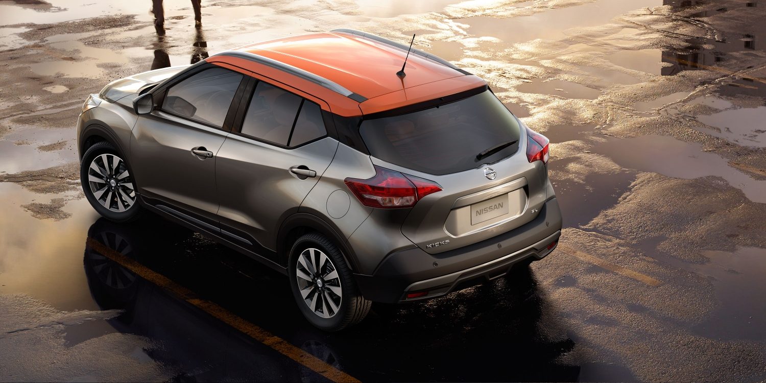 Նարնջագույն և մոխրագույն Nissan Kicks-ի արտաքին տեսքը վերևից
