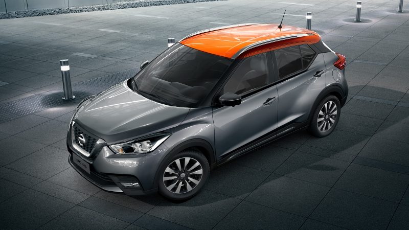 Նարնջագույն և մոխրագույն Nissan Kicks-ի արտաքին տեսքը կայանատեղում