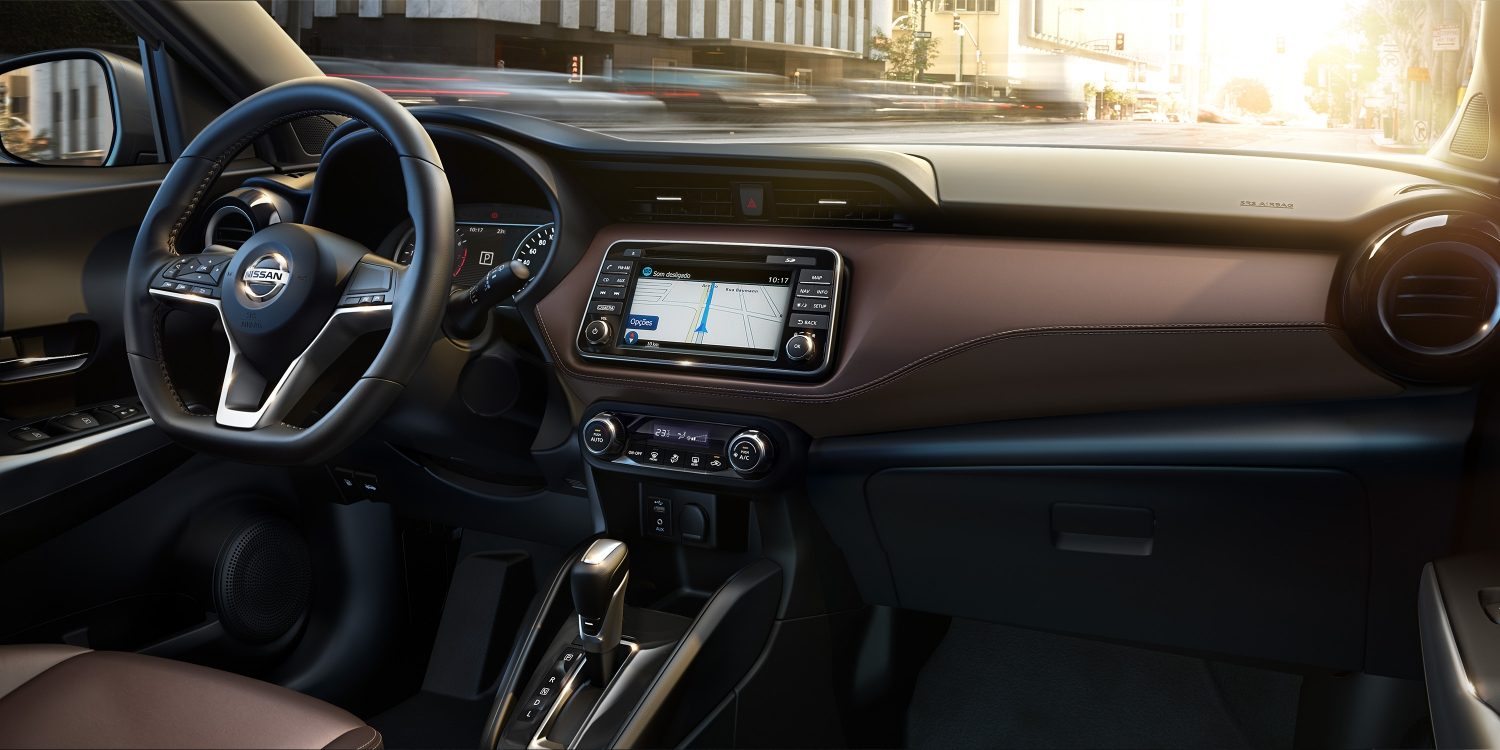 Nissan Kicks-ի շագանակագույն կաշվե սրահը սարքավորումների վահանակով