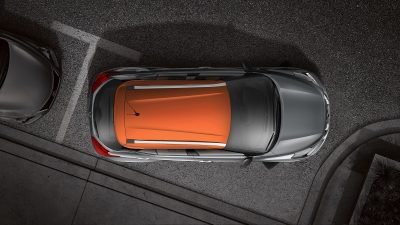 Նարնջագույն և մոխրագույն Nissan Kicks-ի արտաքին տեսքը վերևից