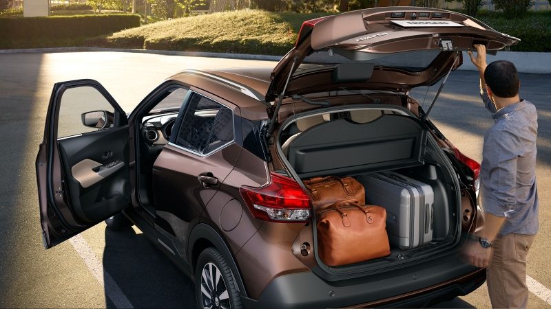 Շագանակագույն Nissan Kicks-ի արտաքին տեսքը՝ բեռնախցիկի բաց դռնով