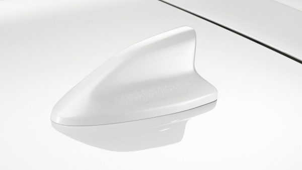 Antena em forma de aleta de tubarão envernizada branca do Nissan MICRA