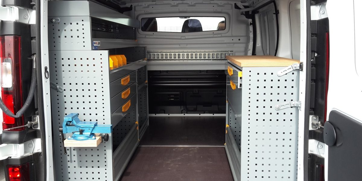 NV300:N PÄÄLLIRAKENTEET - STOREVANIN LIIKKUVA TYÖASEMA TAKAA KATSOTTUNA
