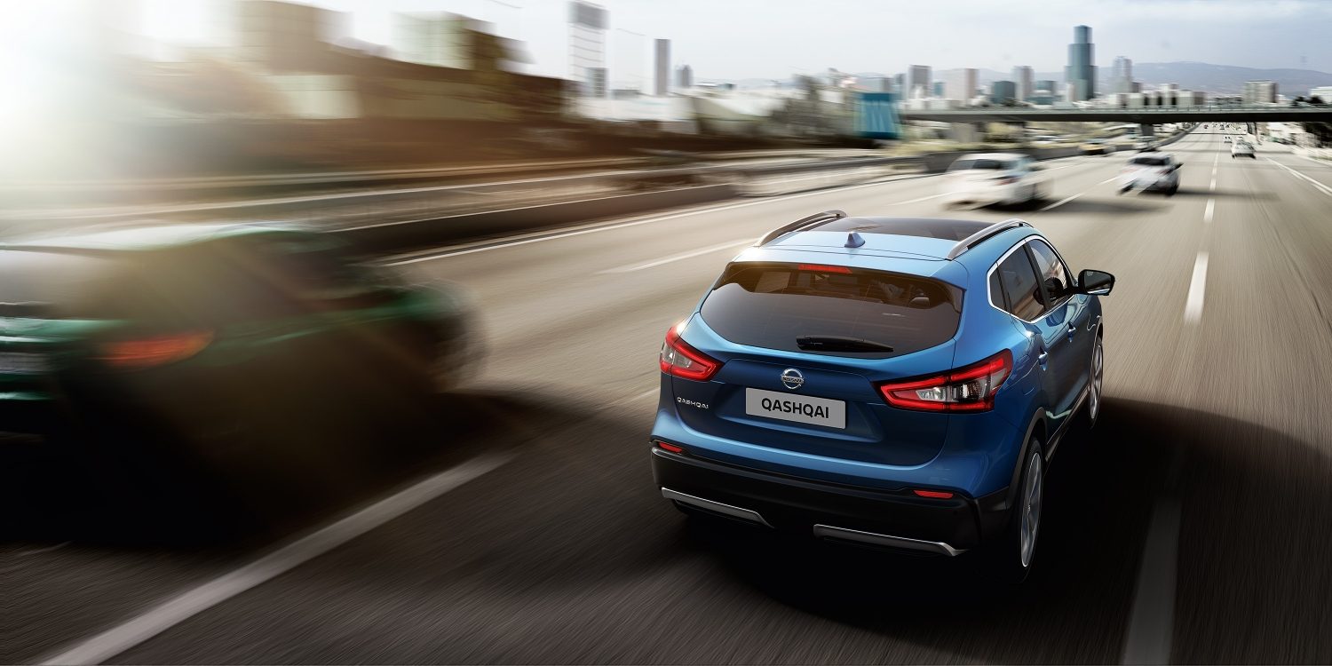 Qashqai rear driving shot on highway with shapes