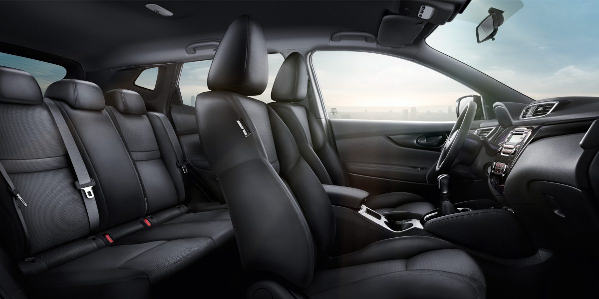 Nissan QASHQAI sisätilat, kookas - musta kangasverhoilu